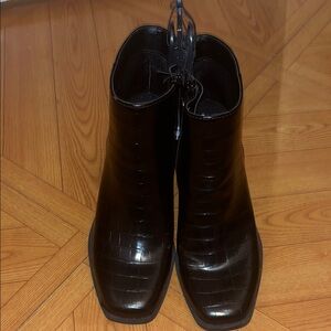 Black Crocodile Pattern Boots